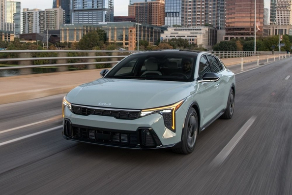 Test af 2. generation af sedanen Kia K4 2024
