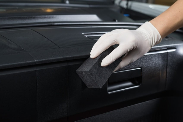 Hvad gør du, hvis du har ridset plastikken i bilen?