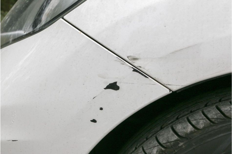 Hvorfor stenslag og lakskader på bilen kan være farlige