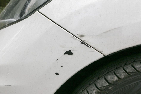 Hvorfor stenslag og lakskader på bilen kan være farlige