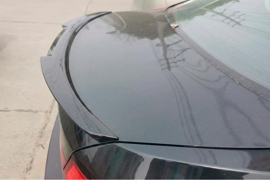 BMW 5-serie F10/F11 2010–2016 M4-style hækspoiler (til F10, sort højglans) Image