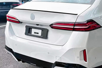 BMW 5/i5-serie G60/G60E/G61 2023– M5-style spoiler (sort højglans) foto 1