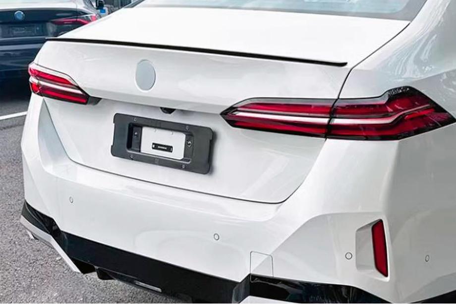 BMW 5/i5-serie G60/G60E/G61 2023– M5-style spoiler (sort højglans) Image