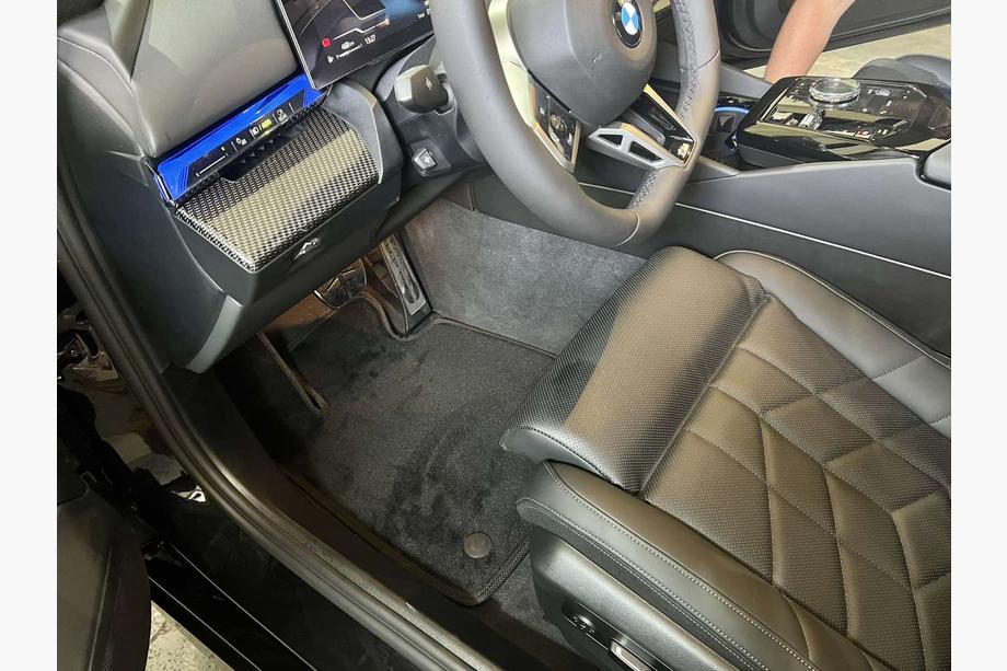 BMW 5/i5-serie G60/G60E/G61 2023– Premium tekstilmåtter (til G60/61, sort) Image