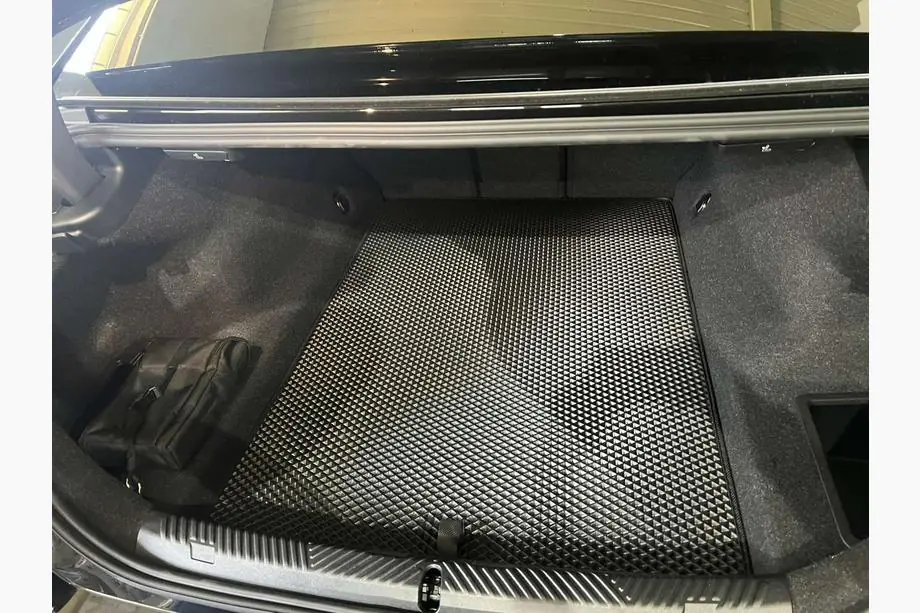 BMW 5/i5-serie G60/G60E/G61 2023– EVA bagagerumsmåtte (Til G60, Sort) Image