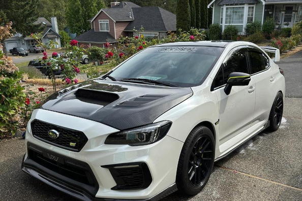 Motorhjelm i carbon: flot tuning eller reel gevinst?
