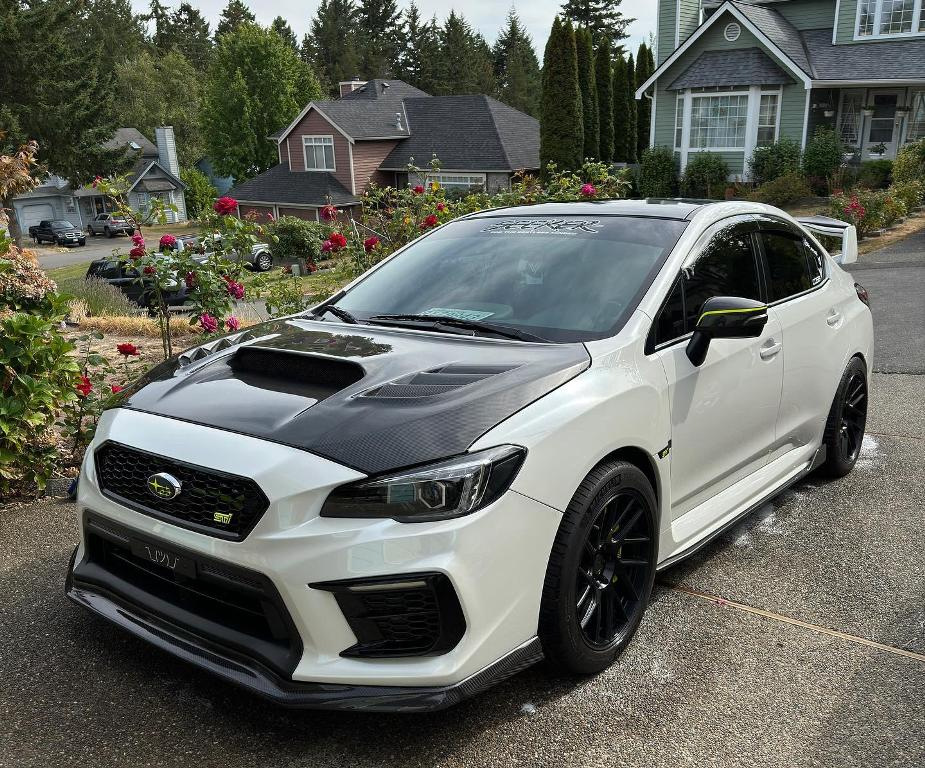 Motorhjelm i carbon: flot tuning eller reel gevinst?