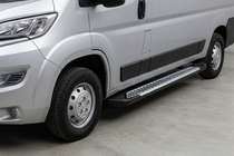 Peugeot Boxer 2006–2025 Sidetrin Line (2 stk., aluminium) foto 1