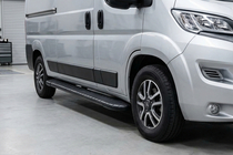 Peugeot Boxer 2006–2025 Bosphorus Black sidetrin (2 stk., aluminium) Lang akselafstand foto 1