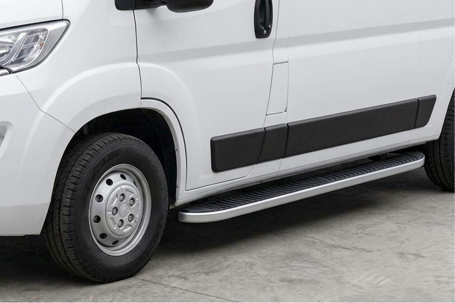 Peugeot Boxer 2006–2025 Sidetrin Tayga Grey (2 stk., aluminium) Kort akselafstand Image