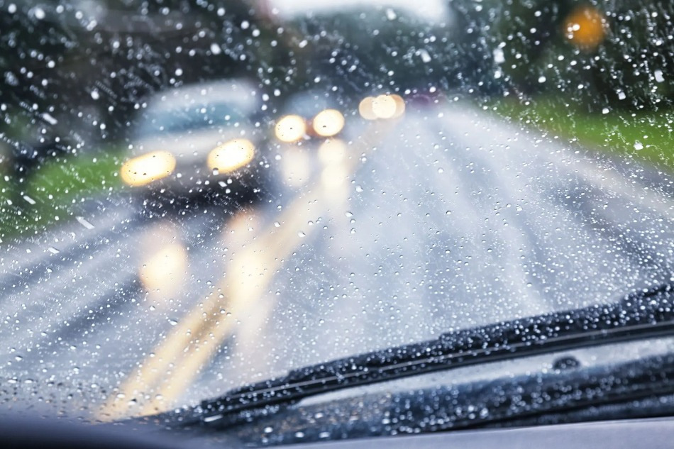 Hvorfor er det farligt at køre i kraftig regn?