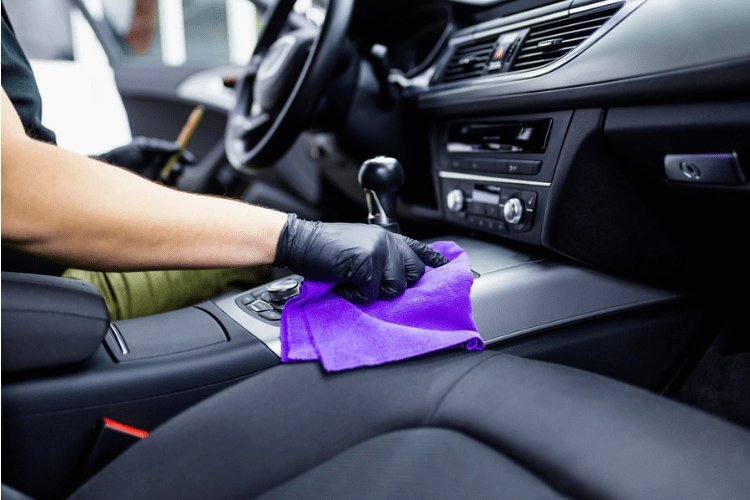 Sådan frisker du plastik op i bilens kabine