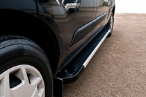 Ford Custom 2013–2022 RedLine V1 sidestrin (2 stk., aluminium) Kort akselafstand foto 1