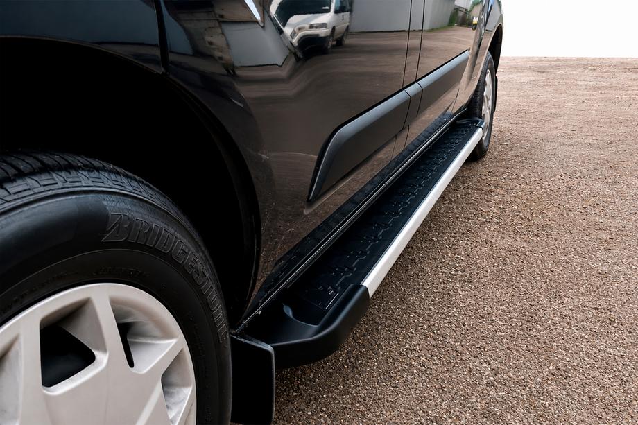 Ford Custom 2013–2022 RedLine V1 sidestrin (2 stk., aluminium) Kort akselafstand Image