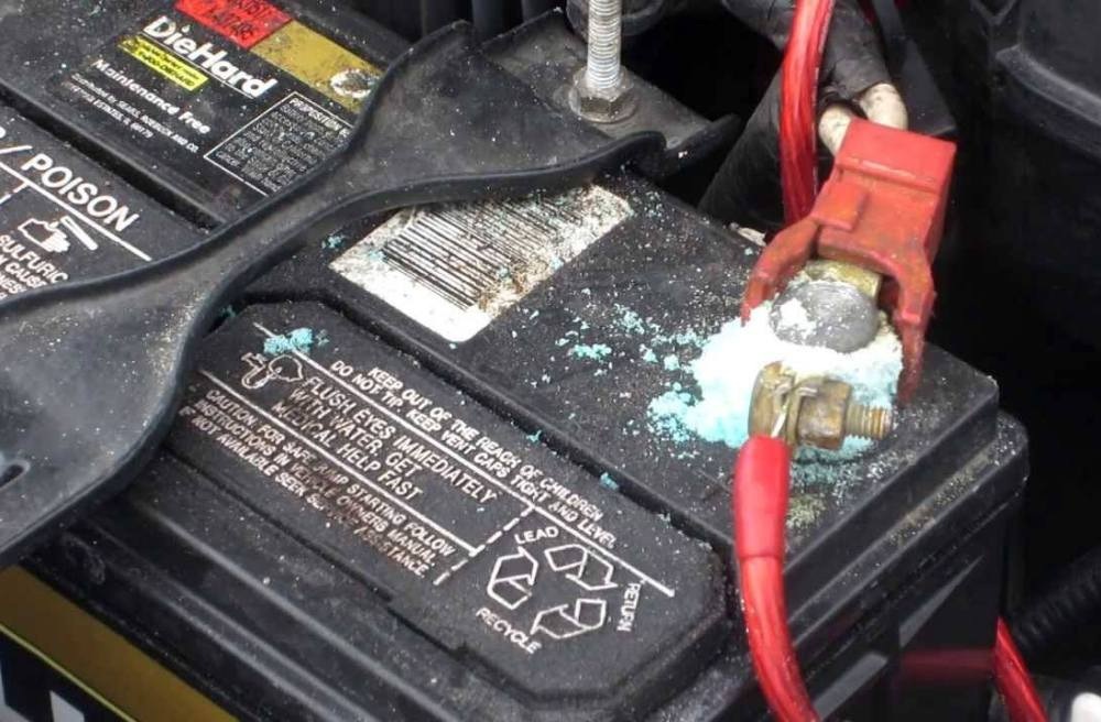 Hvad gør du, hvis batteripolerne er dækket af belægning?