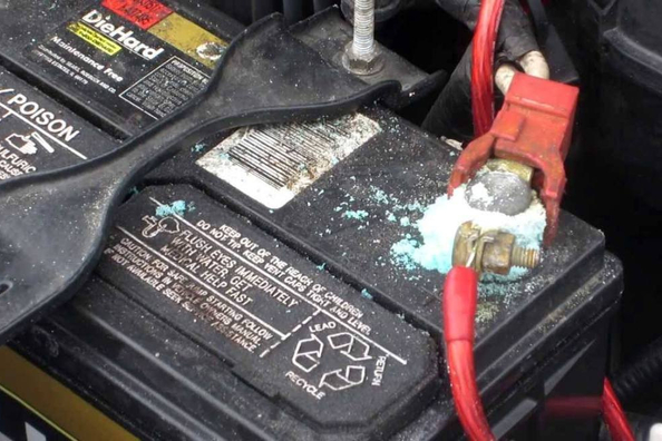 Hvad gør du, hvis batteripolerne er dækket af belægning?