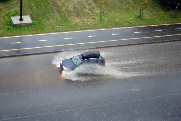 Stiger bilens brændstofforbrug i regnvejr?