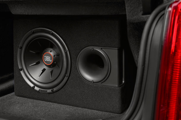 Subwoofer i bilen: fordele, ulemper og er det det værd?