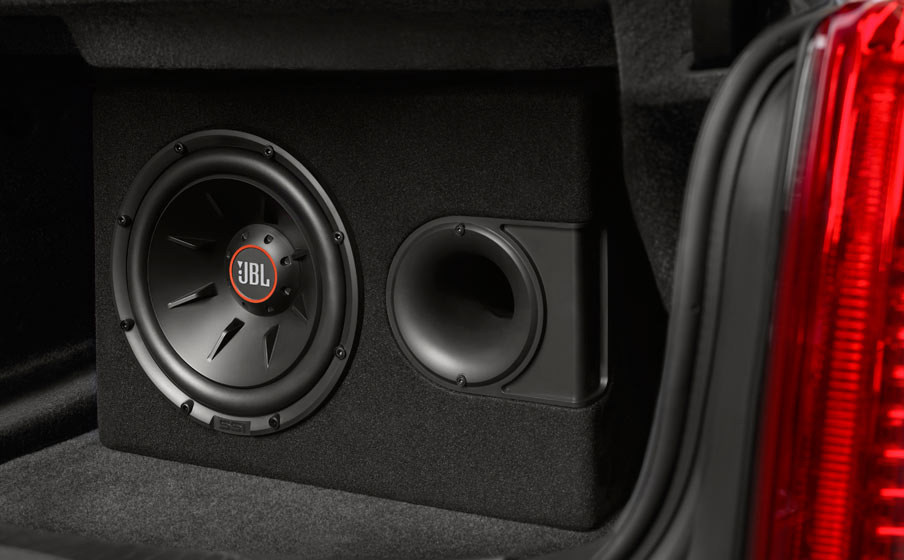 Subwoofer i bilen: fordele, ulemper og er det det værd?