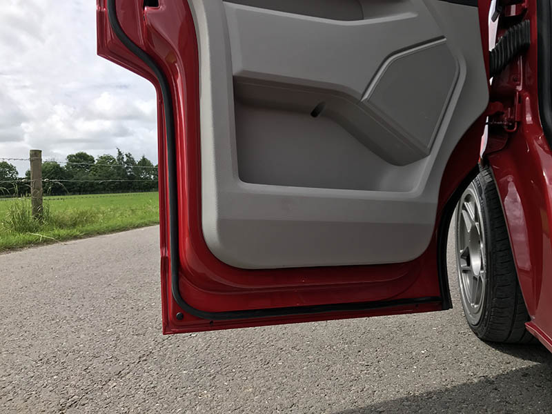 Ekstra dørtætningslister til bilen: Komfort og ro