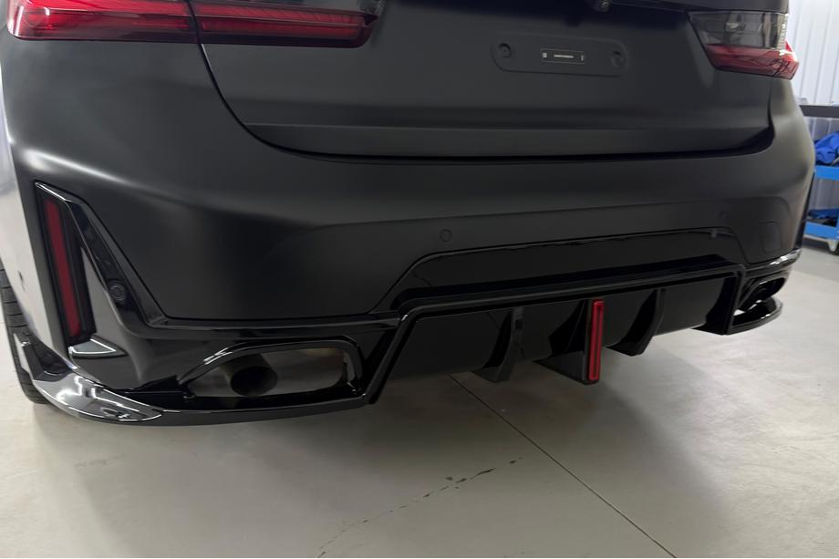 BMW 3-serie G20/G21 2018– Bagkofanger-diffuser B-Style LED (til M-Sport 2023+, ABS) Image
