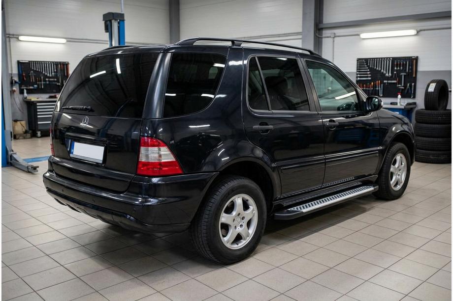 Mercedes ML W163 1997–2005 Sidetrin Line (2 stk., aluminium) Image