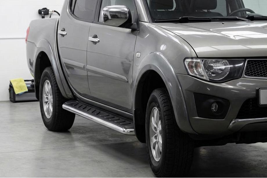 Mitsubishi L200 2006–2015 Maydos V1 sidetrin (2 stk., aluminium ↗ rustfrit stål) Image