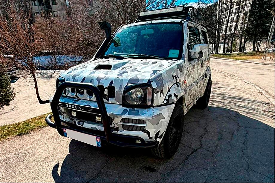 Suzuki Jimny 1998–2018 Frontbøjle QT007-Exclusive Black (med tekst, rustfrit stål) Image