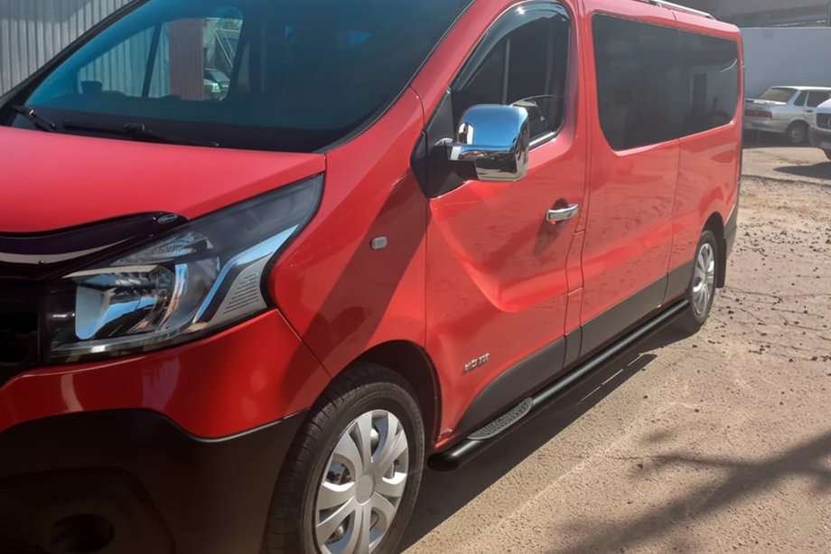Nissan Primastar 2002–2014 Siderør BB002 Black (2 stk., rustfrit stål) 70 mm, lang akselafstand Foto 4