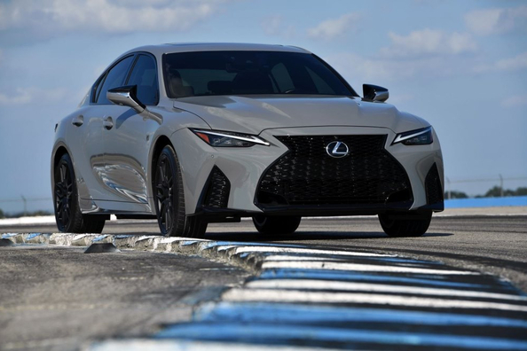 Lexus IS 500: kraftfuld sportsedan med atmosfærisk V8