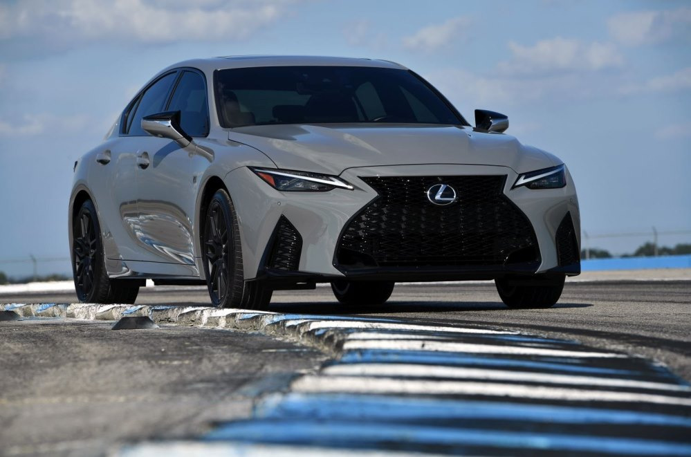 Lexus IS 500: kraftfuld sportsedan med atmosfærisk V8