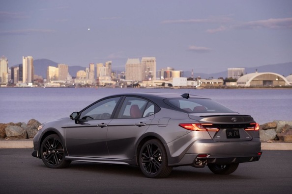 Gennemgang af Toyota Camry (XV80): pålidelig hybrid-sedan i den nye generation Foto 3