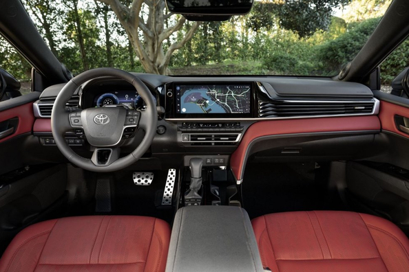 Gennemgang af Toyota Camry (XV80): pålidelig hybrid-sedan i den nye generation Foto 6