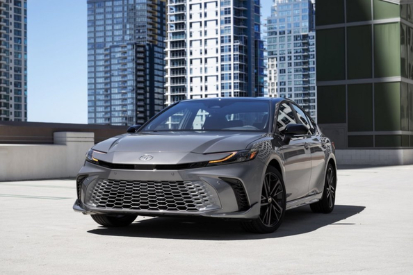 Gennemgang af Toyota Camry (XV80): pålidelig hybrid-sedan i den nye generation Foto 2