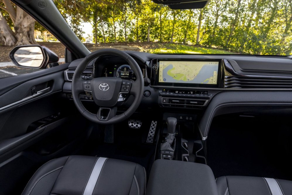 Gennemgang af Toyota Camry (XV80): pålidelig hybrid-sedan i den nye generation Foto 5