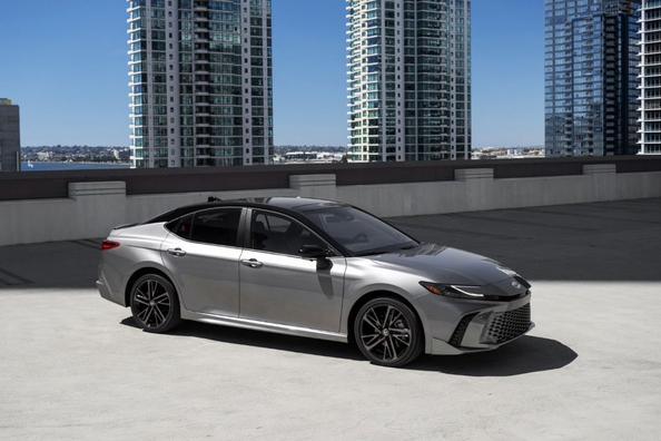 Gennemgang af Toyota Camry (XV80): pålidelig hybrid-sedan i den nye generation Foto 1