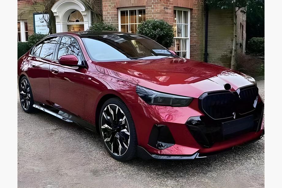 BMW 5/i5-serie G60/G60E/G61 2023– Frontspoilerlæbe til forreste kofanger Lip Gloss Black (til M-Sport) Image