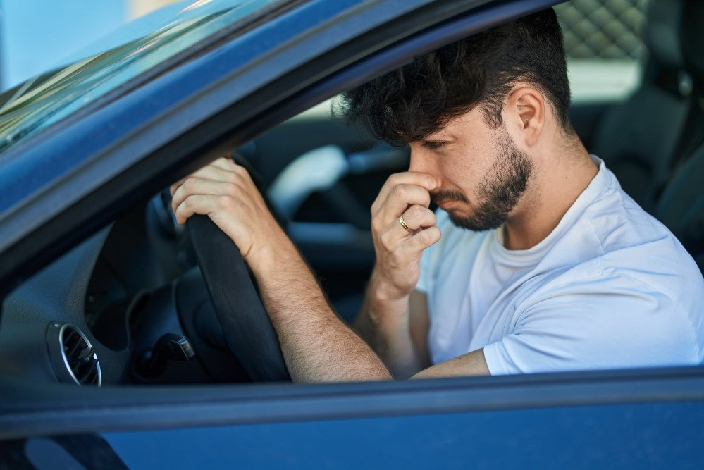 Hvorfor lugter bilen af benzin? Årsager og hvad du kan gøre