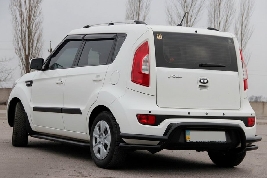Kia Soul II 2013–2018 Bagbeskyttelsesbøjle AK007-2 Black (rustfrit stål) Foto 1
