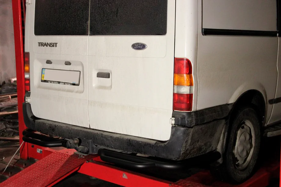 Ford Transit 2000–2014 Bageste beskyttelsesbøjle med trin AK-Special Black (rustfrit stål) Image