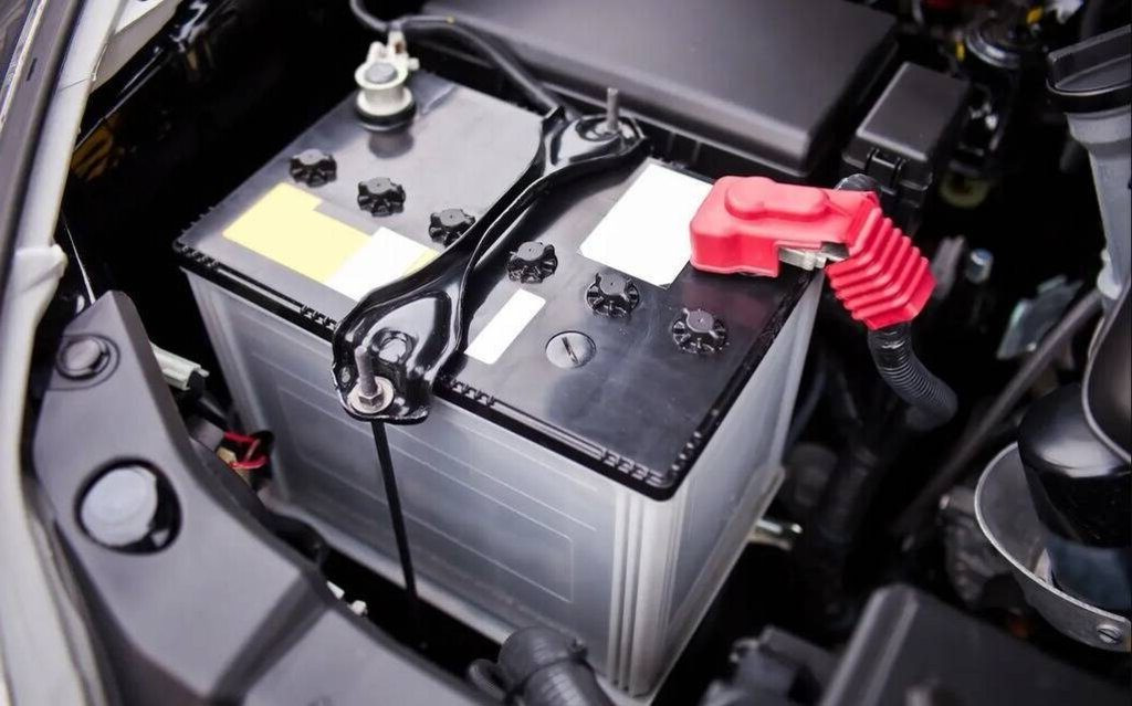 Hvorfor aflades bilbatteriet? De vigtigste årsager og løsninger