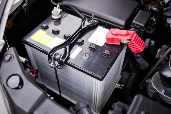 Hvorfor aflades bilbatteriet? De vigtigste årsager og løsninger