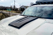 Dacia Duster 2024– Motorhjelmsscoop SCOOP (mat) foto 1