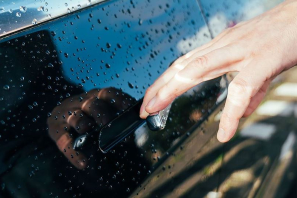 Hvorfor bilen giver elektriske stød: årsager og enkle måder at beskytte sig på Foto 1