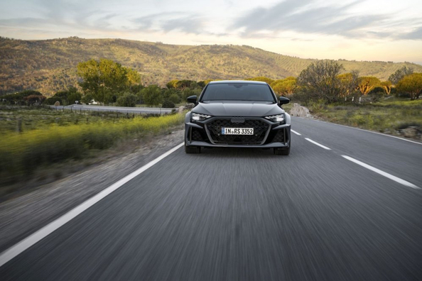 Test af Audi RS3 Sedan: kompakt sportsedan med legendarisk femcylindret