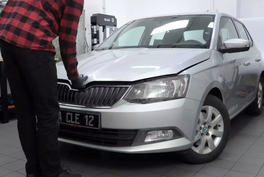 Skoda Fabia: Sådan åbner du motorhjelmen – trin for trin