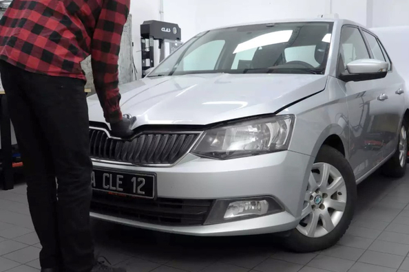 Skoda Fabia: Sådan åbner du motorhjelmen – trin for trin