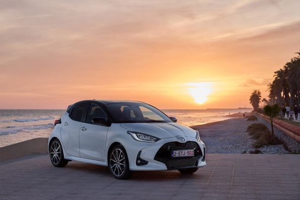 Toyota Yaris Full Hybrid: anmeldelse af den økonomiske byhatchback Foto 2