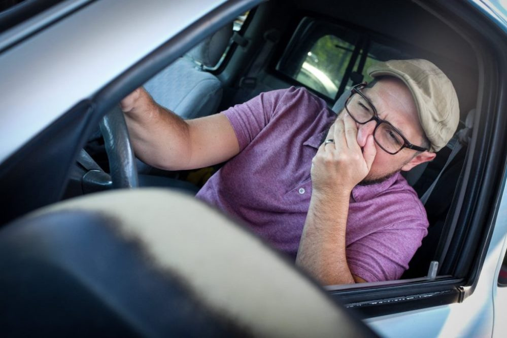 Hvorfor lugter bilen af udstødningsgasser?