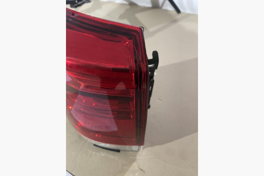 Toyota Land Cruiser 200 2007–2021 Nedsat Baglygter 2016-2021 (OEM standard) Bageste venstre ydre baglygte (på skærm) (revnet) Foto 2